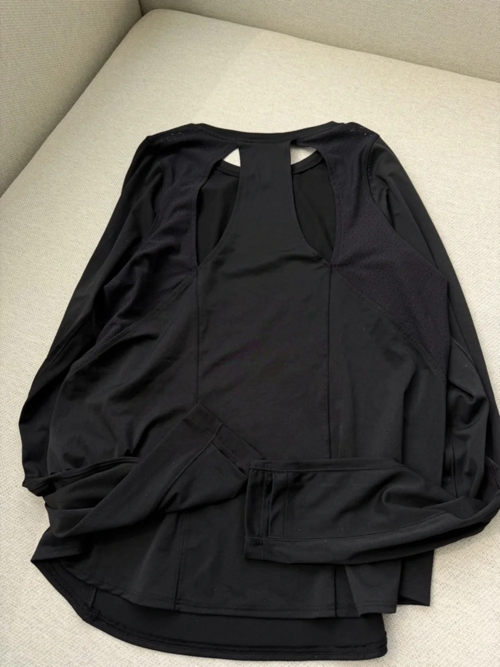 Under Armour Black Long Sleeve Training Top Women’s Size L HeatGear Athletic - Picture 4 of 6